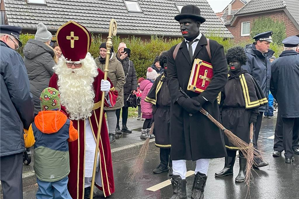 Trotz des Regens herrschte beim Nikolauszug in Heek reges Geschehen. Die Zuschauenden freuten sich auf die Begrüßung des Nikolauses und seinen Helfern.