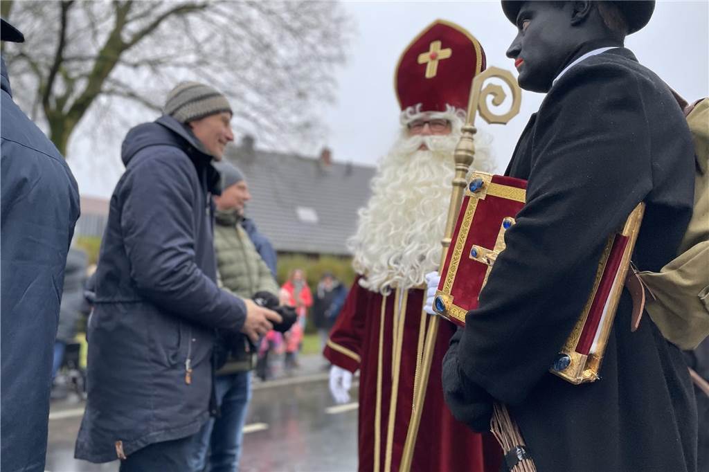 Trotz des Regens herrschte beim Nikolauszug in Heek reges Geschehen. Die Zuschauenden freuten sich auf die Begrüßung des Nikolauses und seinen Helfern.