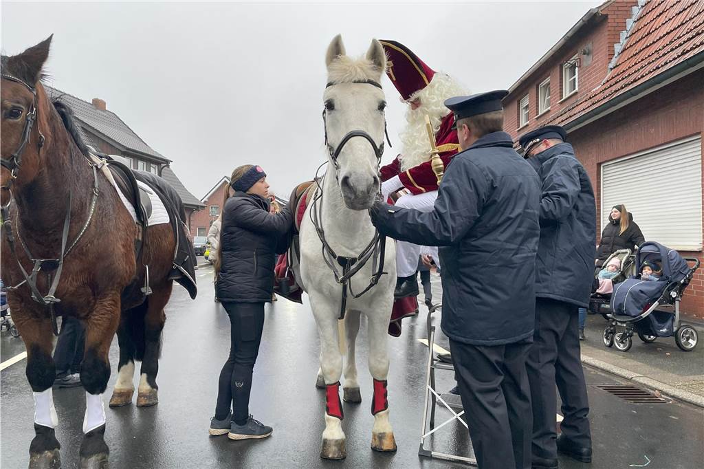 Trotz des Regens herrschte beim Nikolauszug in Heek reges Geschehen. Die Zuschauenden freuten sich auf die Begrüßung des Nikolauses und seinen Helfern.