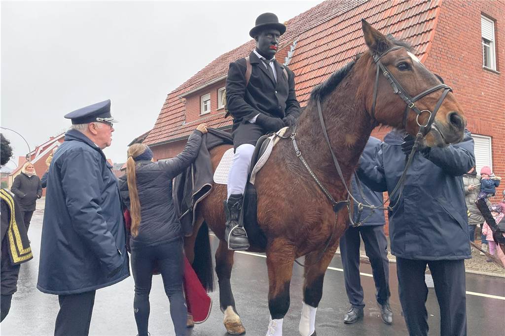Trotz des Regens herrschte beim Nikolauszug in Heek reges Geschehen. Die Zuschauenden freuten sich auf die Begrüßung des Nikolauses und seinen Helfern.