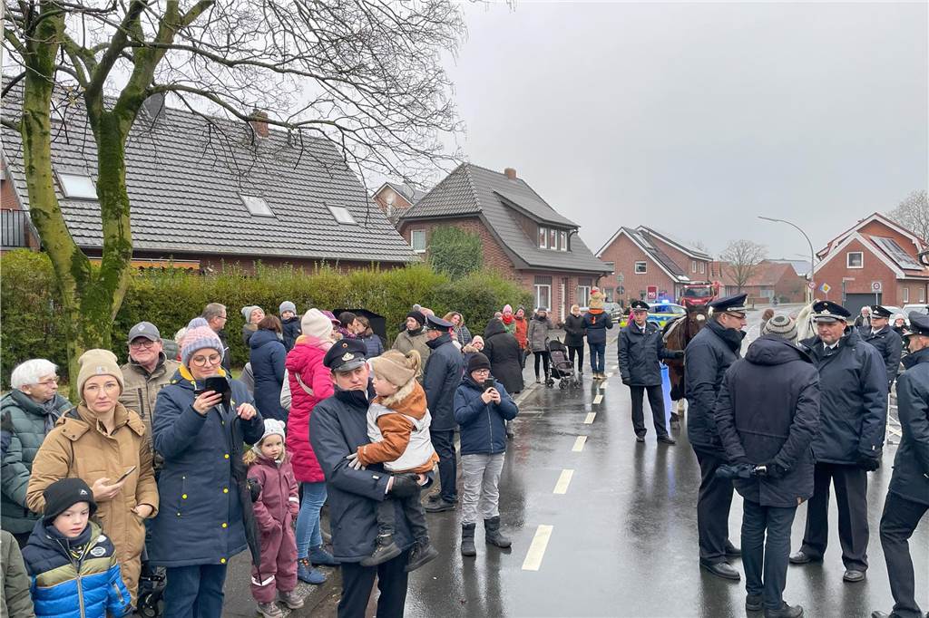 Trotz des Regens herrschte beim Nikolauszug in Heek reges Geschehen. Die Zuschauenden freuten sich auf die Begrüßung des Nikolauses und seinen Helfern.