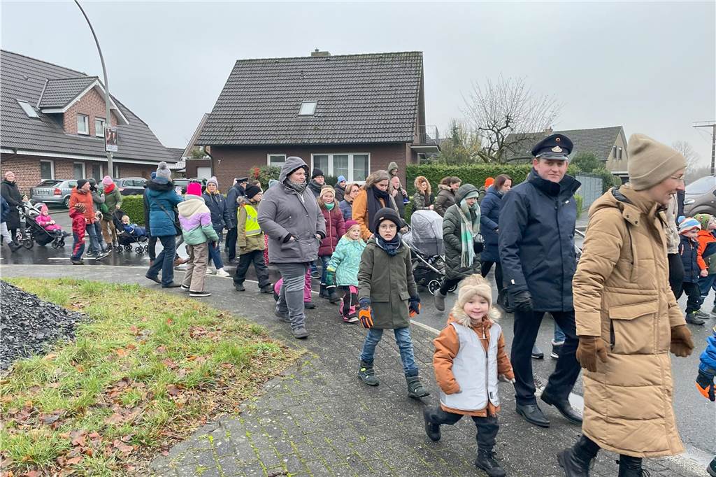 Trotz des Regens herrschte beim Nikolauszug in Heek reges Geschehen. Die Zuschauenden freuten sich auf die Begrüßung des Nikolauses und seinen Helfern.