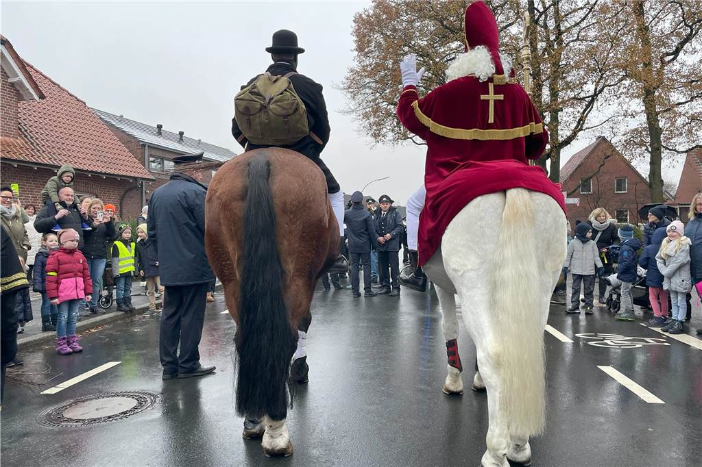 Trotz des Regens herrschte beim Nikolauszug in Heek reges Geschehen. Die Zuschauenden freuten sich auf die Begrüßung des Nikolauses und seinen Helfern.