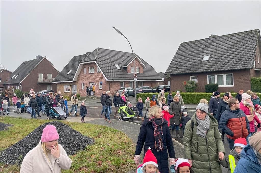 Trotz des Regens herrschte beim Nikolauszug in Heek reges Geschehen. Die Zuschauenden freuten sich auf die Begrüßung des Nikolauses und seinen Helfern.