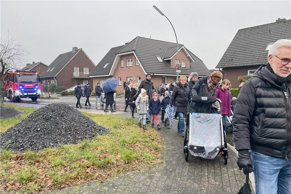 Trotz des Regens herrschte beim Nikolauszug in Heek reges Geschehen. Die Zuschauenden freuten sich auf die Begrüßung des Nikolauses und seinen Helfern.