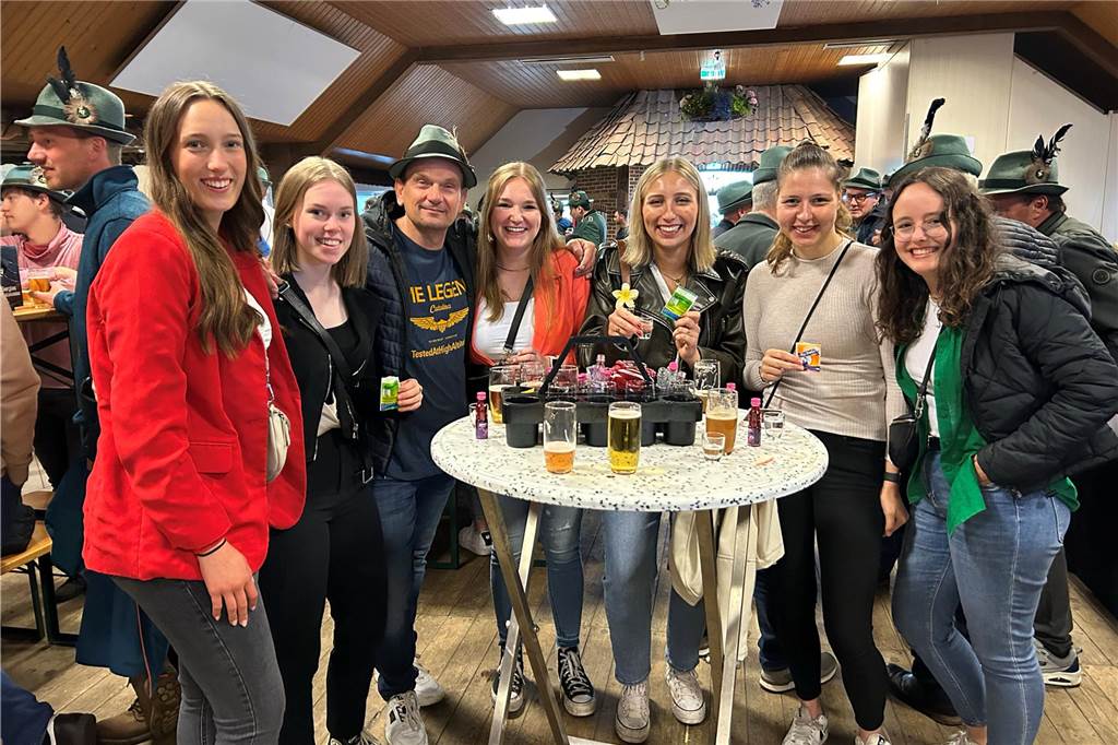 Trotz des Regenwetters war die Stimmung beim Schützenfest in Ellewick-Crosewick ungebrochen gut.