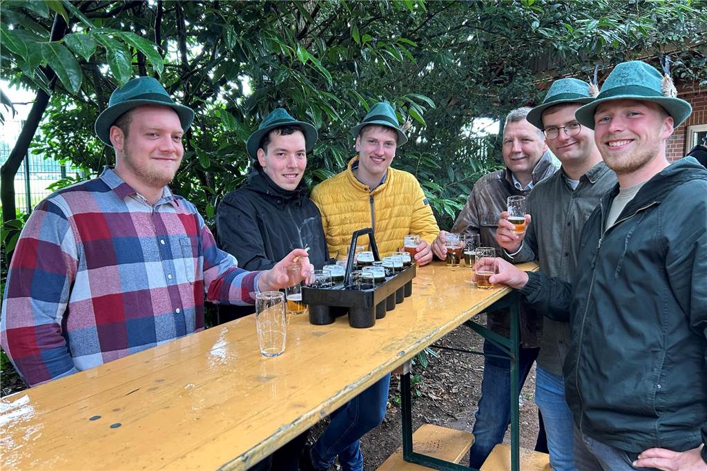 Trotz des Regenwetters war die Stimmung beim Schützenfest in Ellewick-Crosewick ungebrochen gut.