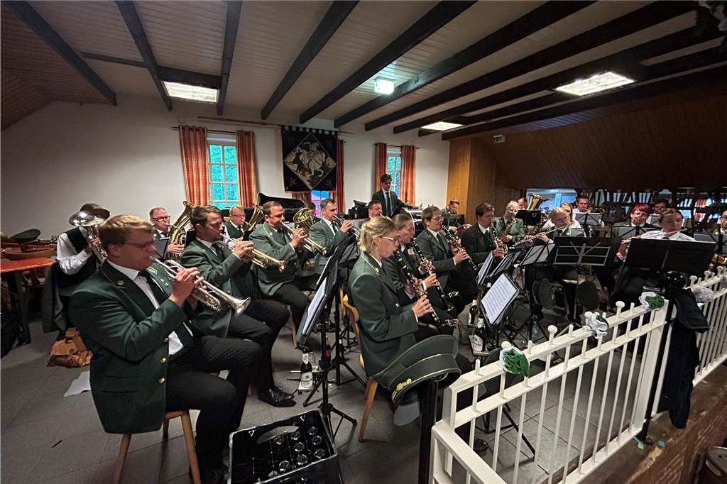 Trotz des Regenwetters war die Stimmung beim Schützenfest in Ellewick-Crosewick ungebrochen gut.