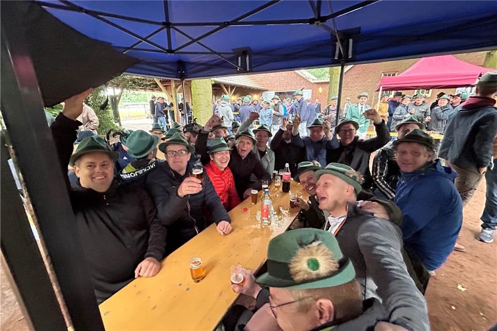Trotz des Regenwetters war die Stimmung beim Schützenfest in Ellewick-Crosewick ungebrochen gut.