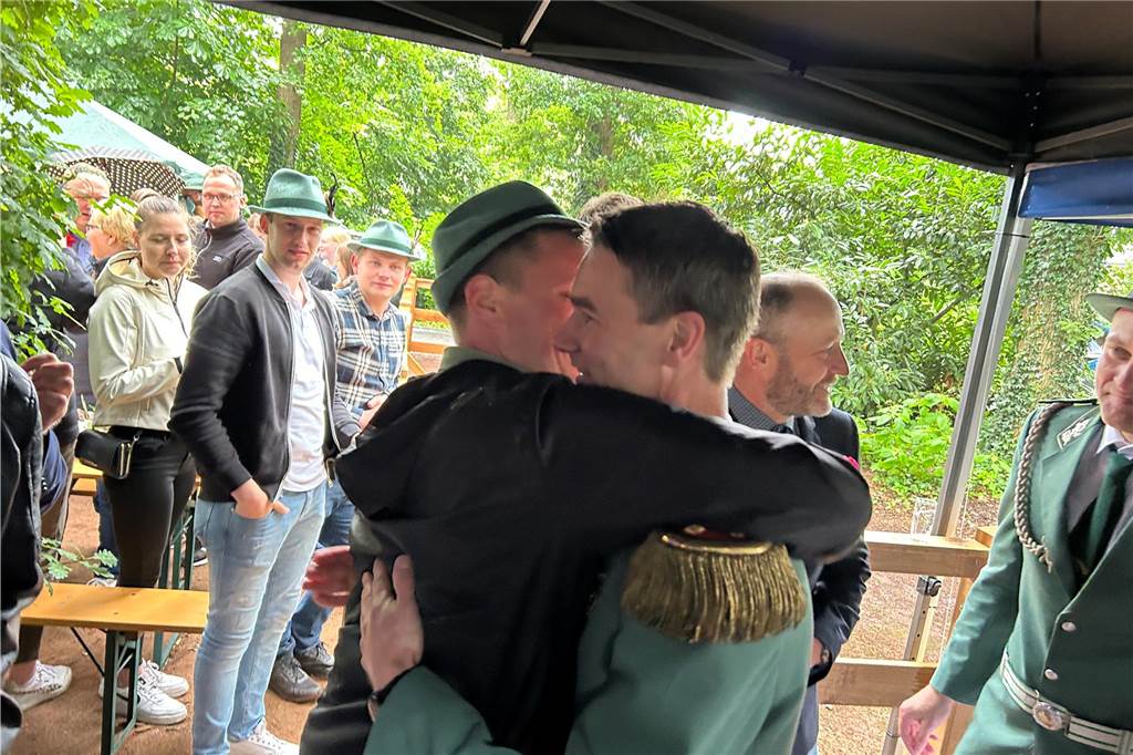 Trotz des Regenwetters war die Stimmung beim Schützenfest in Ellewick-Crosewick ungebrochen gut.