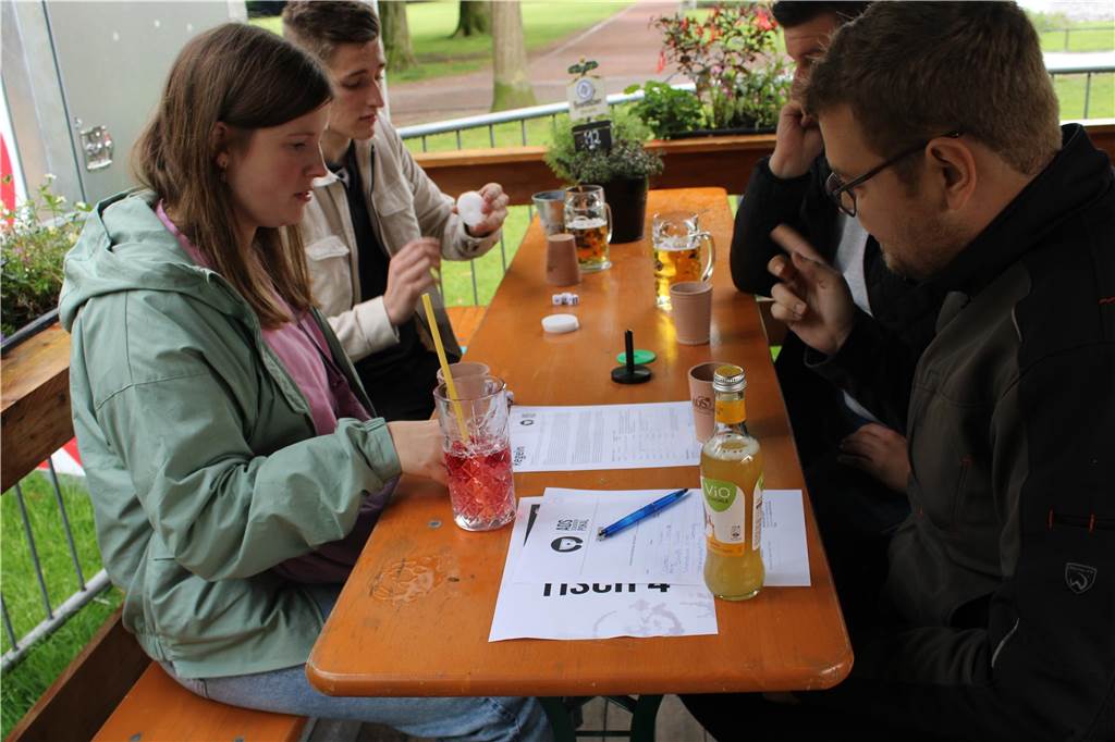 Die Teams spielen gegeneinader Schocken.