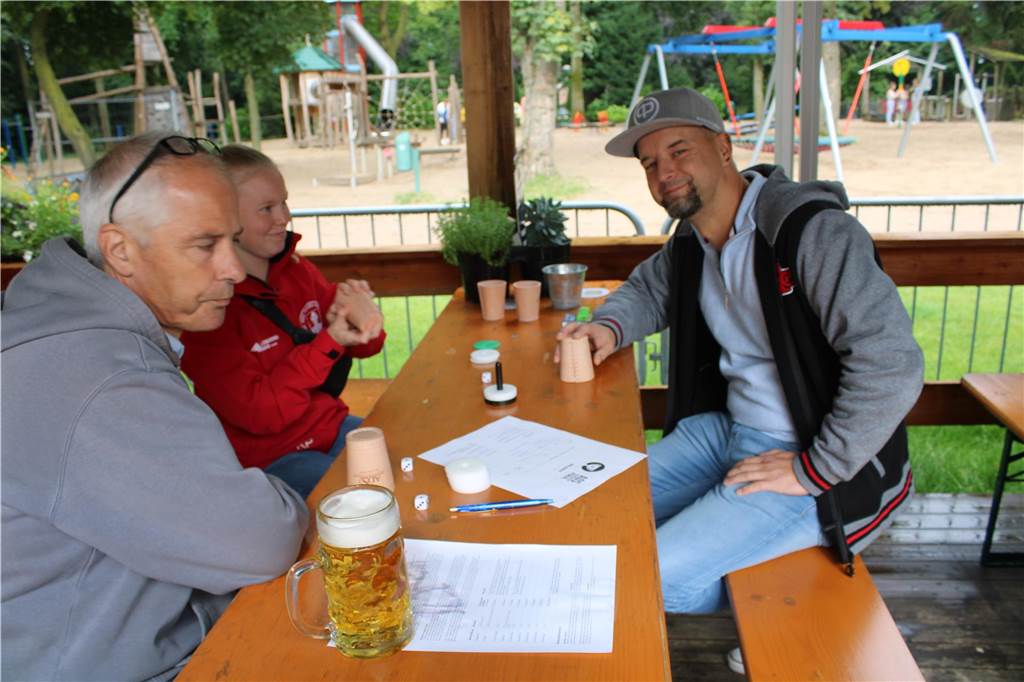 Die Teams spielen gegeneinander Schocken.