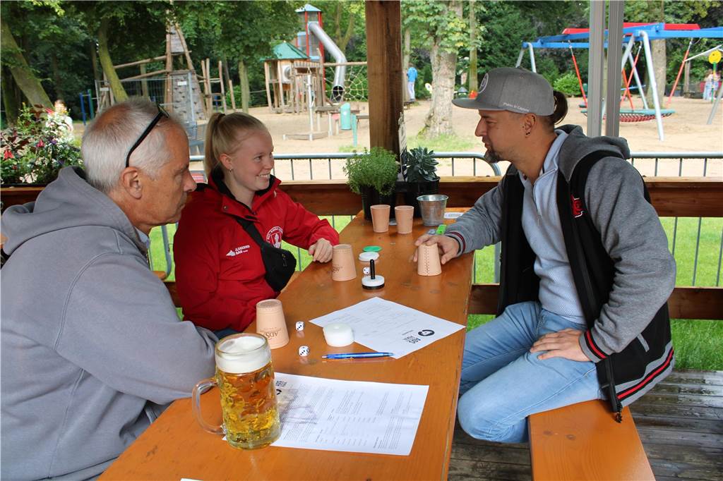Die Teams spielen gegeneinander Schocken.