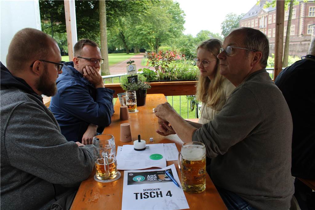 Die Teams spielen gegeneinander Schocken.