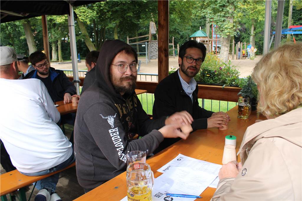 Die Teams spielen gegeneinander Schocken.