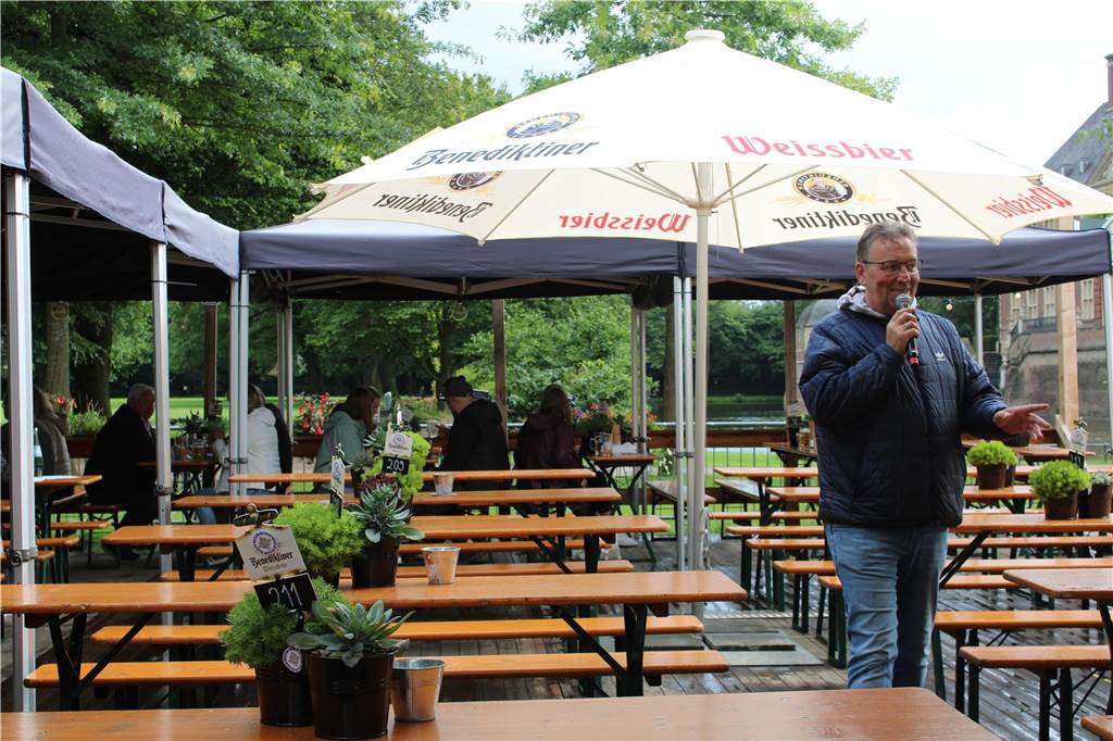 Der Moderator weist den Teams die Gegner zu.