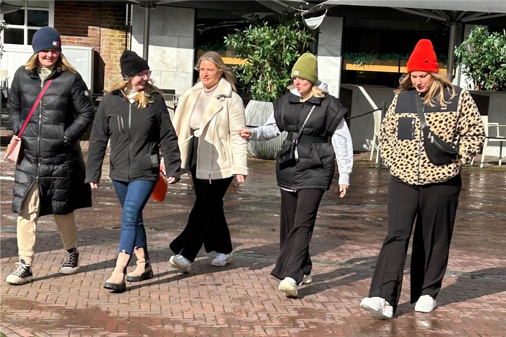 Heimattag und Frühlingsmarkt: Alles rund um das Wochenende im April Trotz des schlechten Wetters kamen einige Besucher im vergangenen Jahr in die Vredener Innenstadt, um einige der wenigen Sonnenstrahlen zu genießen.