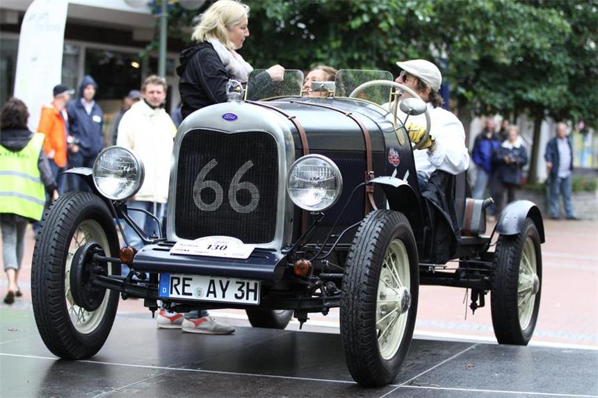 Trotz des schlechten Wetters versammelten sich am Samstag viele Oldtimer Fans.