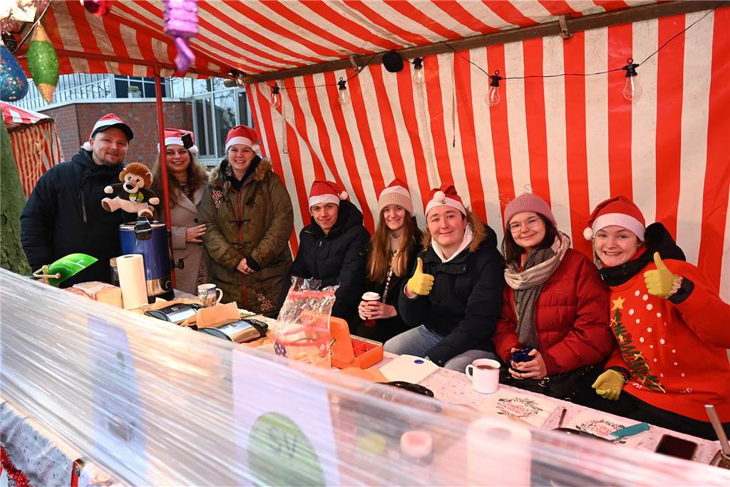 Trotz des schlechten Wetters war der Weihnachtsmarkt am und im Gemeinschaftshaus Wulfen gut besucht.