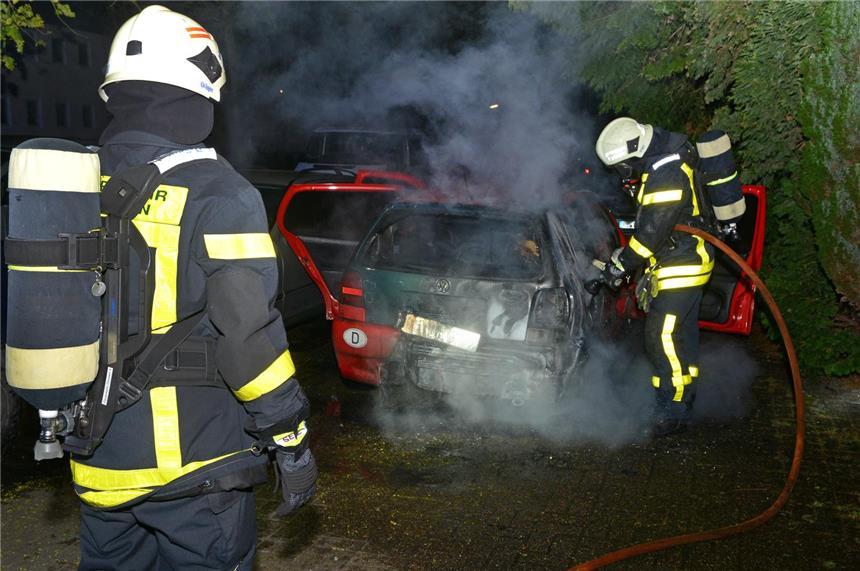 Auto ging in der Nacht in Flammen auf Trotz des schnellen Eingreifens der Feuerwehr brannte das Auto komplett aus.