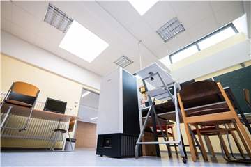 Trotz eines klaren Votums der Eltern und einer Millionenförderung sollen offene Fragen zum Einbau von Raumlufttechnischen Anlagen in den Raesfelder Schulen erst geklärt werden, bevor es zu einer Entscheidung kommt. (Symbolbild)