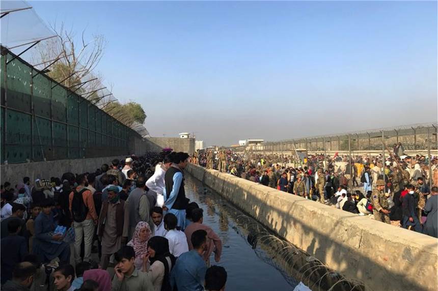 Ein Toter bei Gefecht am Flughafen Kabul Trotz einiger Zeichen der Entspannung am Flughafen der afghanischen Hauptstadt Kabul harren dort weiterhin Tausende verzweifelte Menschen bei großer Hitze und teils chaotischem Gedränge aus.
