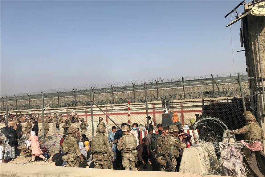 Angriff am Flughafen Kabul: Bundeswehr im Feuergefecht Trotz einiger Zeichen der Entspannung am Flughafen der afghanischen Hauptstadt Kabul harren dort weiterhin Tausende verzweifelte Menschen bei großer Hitze und teils chaotischem Gedränge aus.