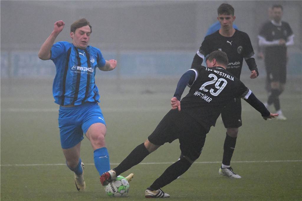 Trotz eisiger Temperaturen und Nebel stand für einige Lüner Fußballer ein Testspiel auf der Tagesordnung.