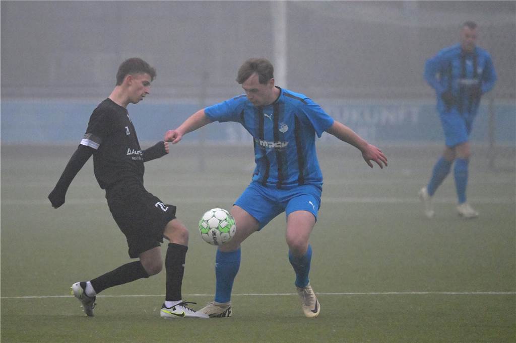 Trotz eisiger Temperaturen und Nebel stand für einige Lüner Fußballer ein Testspiel auf der Tagesordnung.