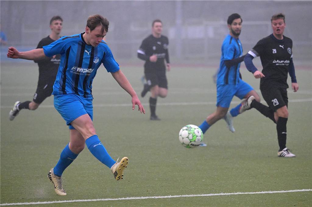 Trotz eisiger Temperaturen und Nebel stand für einige Lüner Fußballer ein Testspiel auf der Tagesordnung.