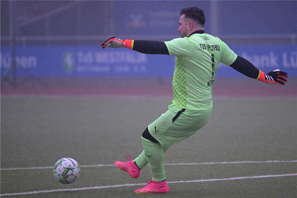 Trotz eisiger Temperaturen und Nebel stand für einige Lüner Fußballer ein Testspiel auf der Tagesordnung.