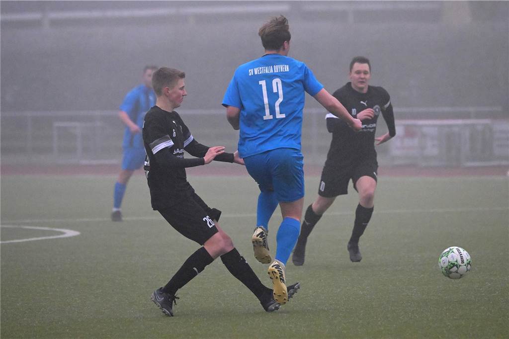 Trotz eisiger Temperaturen und Nebel stand für einige Lüner Fußballer ein Testspiel auf der Tagesordnung.