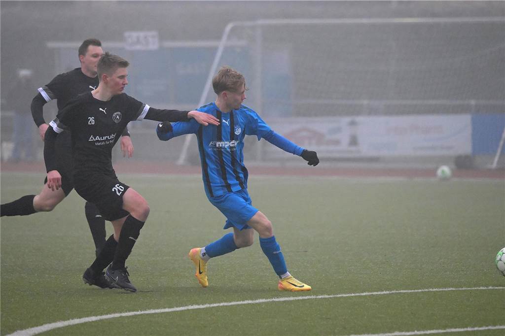 Trotz eisiger Temperaturen und Nebel stand für einige Lüner Fußballer ein Testspiel auf der Tagesordnung.