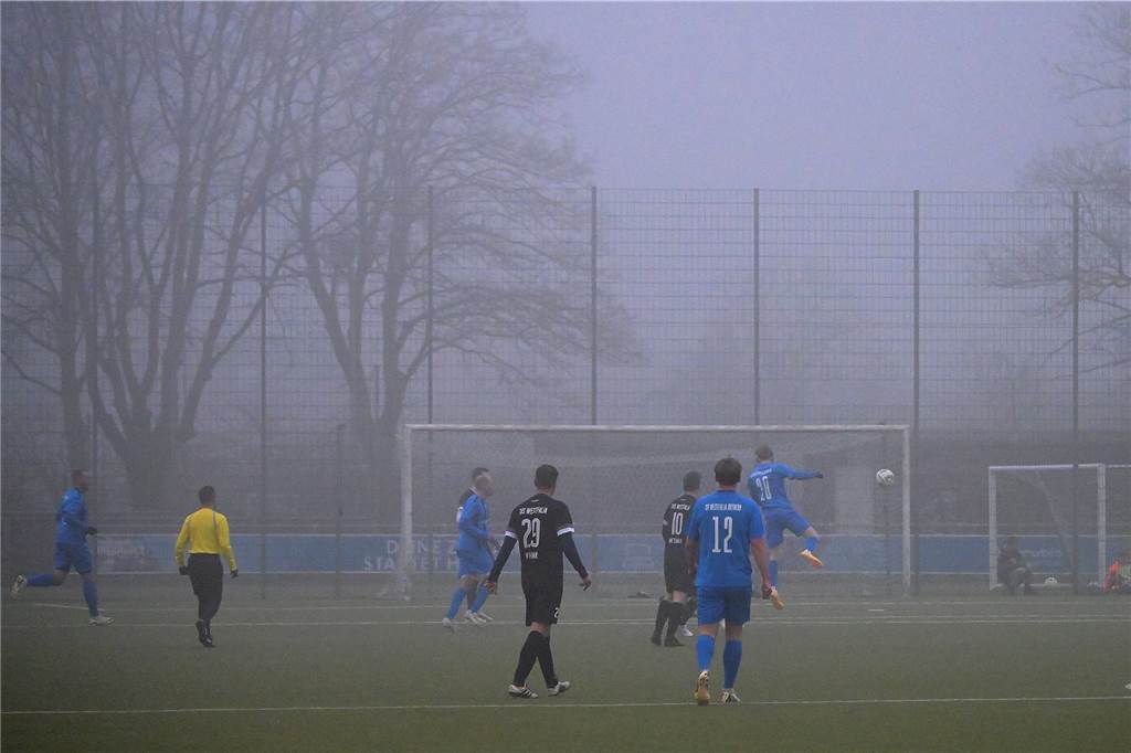 Trotz eisiger Temperaturen und Nebel stand für einige Lüner Fußballer ein Testspiel auf der Tagesordnung.