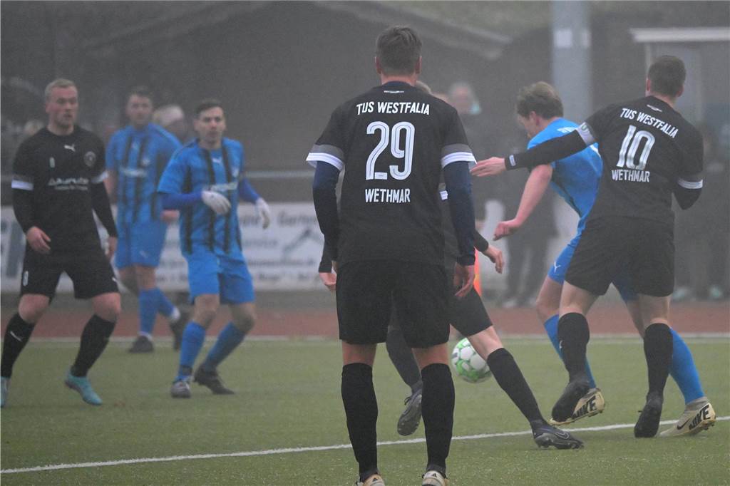 Trotz eisiger Temperaturen und Nebel stand für einige Lüner Fußballer ein Testspiel auf der Tagesordnung.