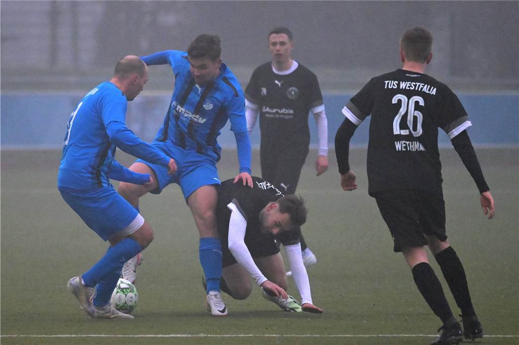 Trotz eisiger Temperaturen und Nebel stand für einige Lüner Fußballer ein Testspiel auf der Tagesordnung.