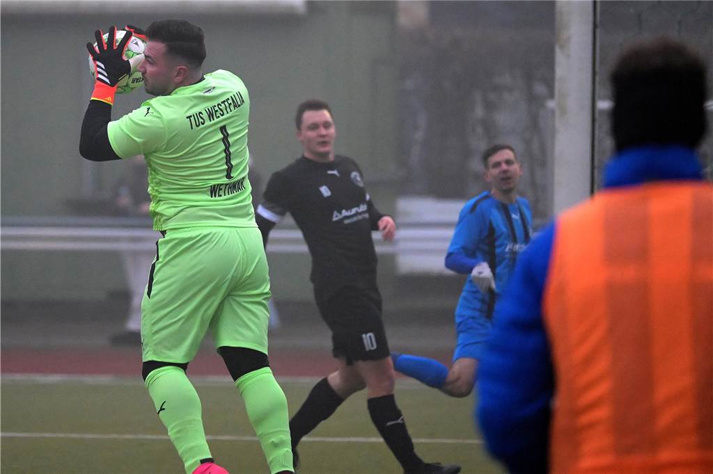 Trotz eisiger Temperaturen und Nebel stand für einige Lüner Fußballer ein Testspiel auf der Tagesordnung.