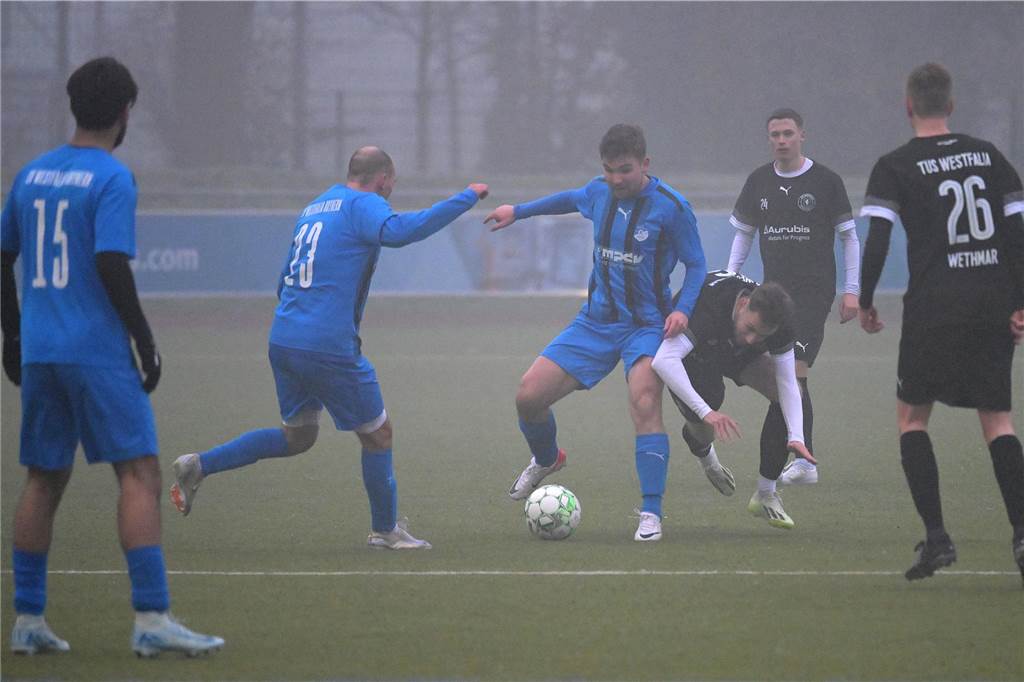 Trotz eisiger Temperaturen und Nebel stand für einige Lüner Fußballer ein Testspiel auf der Tagesordnung.