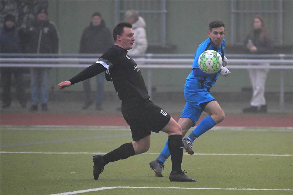 Trotz eisiger Temperaturen und Nebel stand für einige Lüner Fußballer ein Testspiel auf der Tagesordnung.