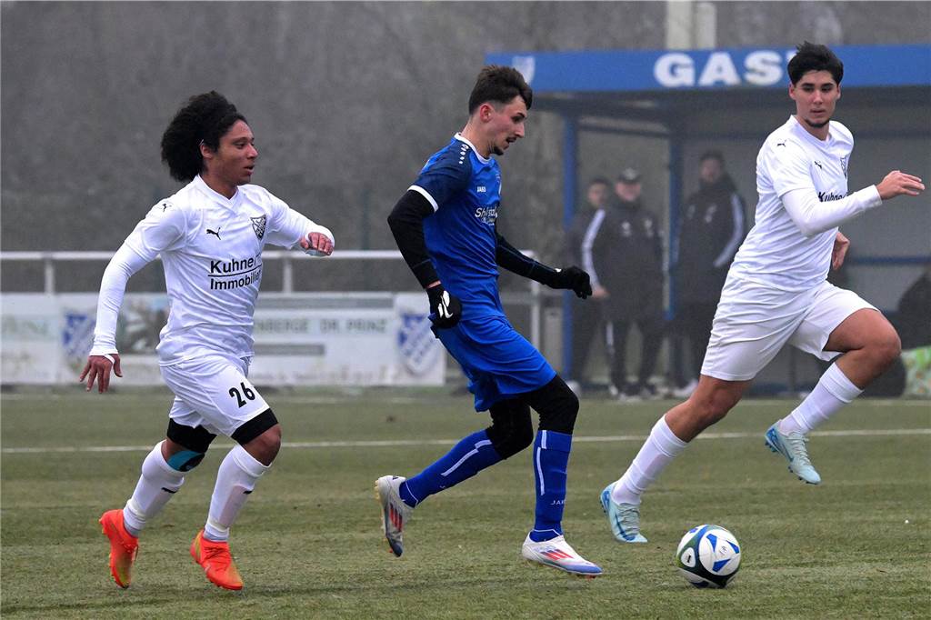 Trotz eisiger Temperaturen und Nebel stand für einige Lüner Fußballer ein Testspiel auf der Tagesordnung.