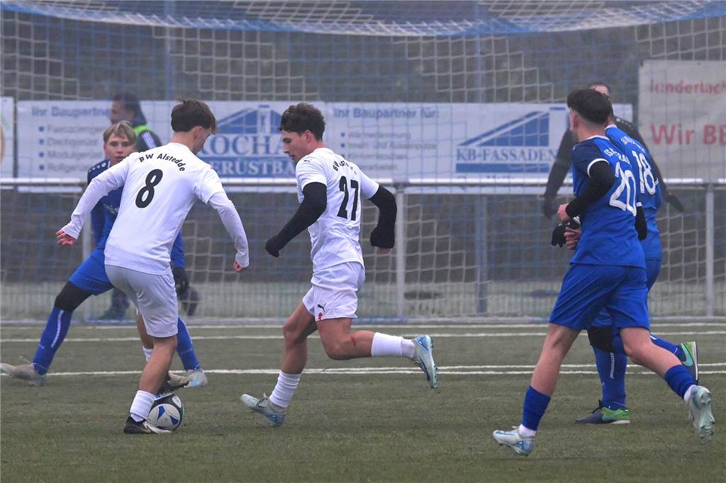 Trotz eisiger Temperaturen und Nebel stand für einige Lüner Fußballer ein Testspiel auf der Tagesordnung.