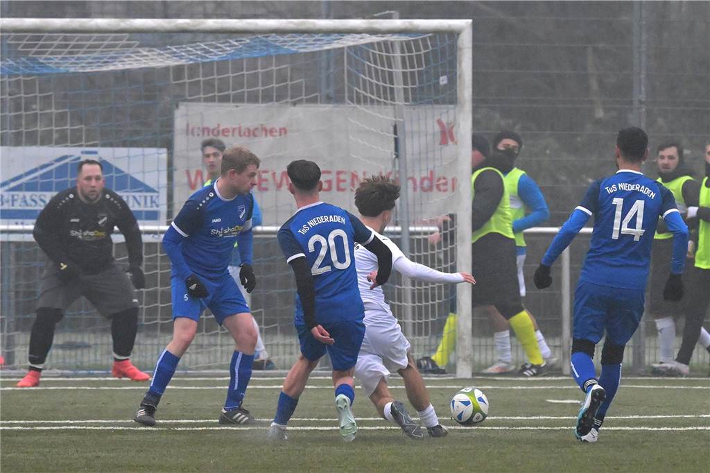 Trotz eisiger Temperaturen und Nebel stand für einige Lüner Fußballer ein Testspiel auf der Tagesordnung.