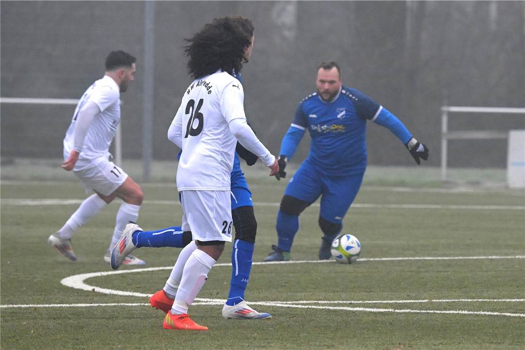 Trotz eisiger Temperaturen und Nebel stand für einige Lüner Fußballer ein Testspiel auf der Tagesordnung.