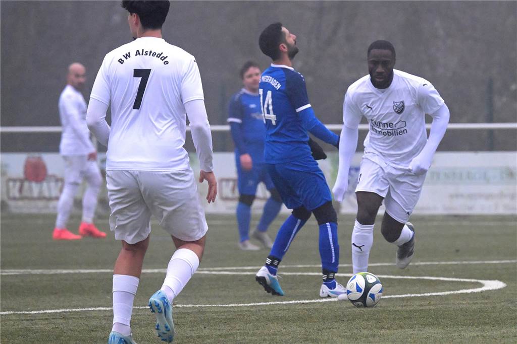 Trotz eisiger Temperaturen und Nebel stand für einige Lüner Fußballer ein Testspiel auf der Tagesordnung.