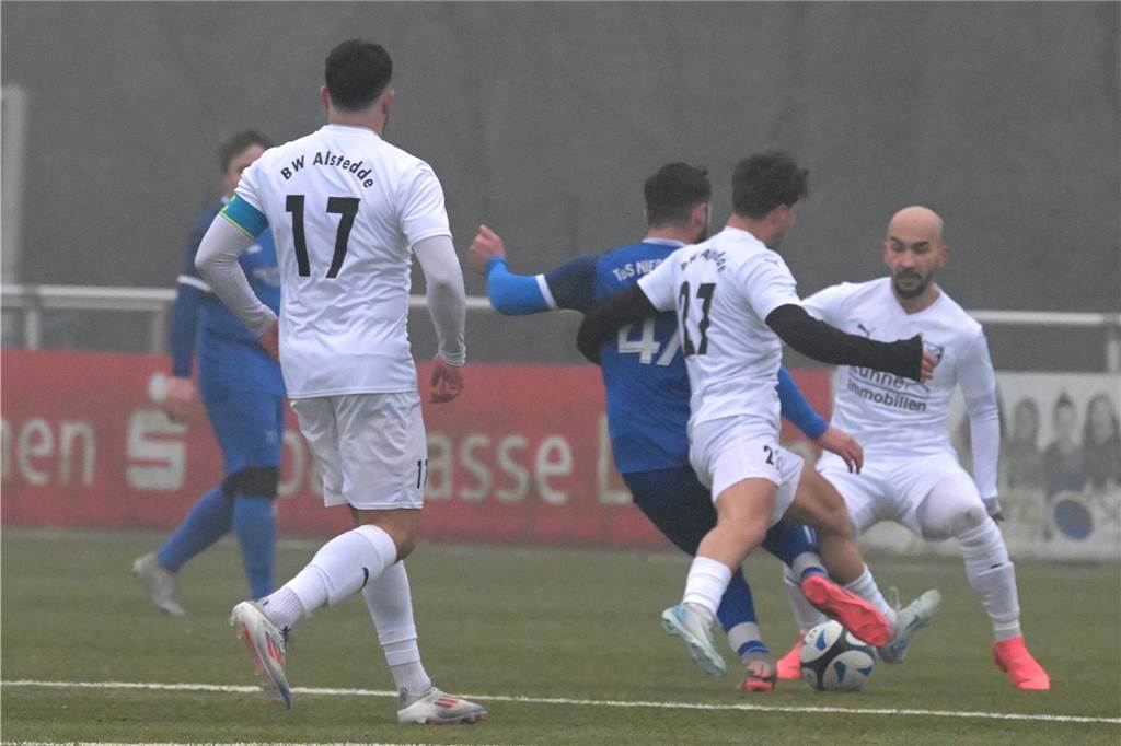 Trotz eisiger Temperaturen und Nebel stand für einige Lüner Fußballer ein Testspiel auf der Tagesordnung.