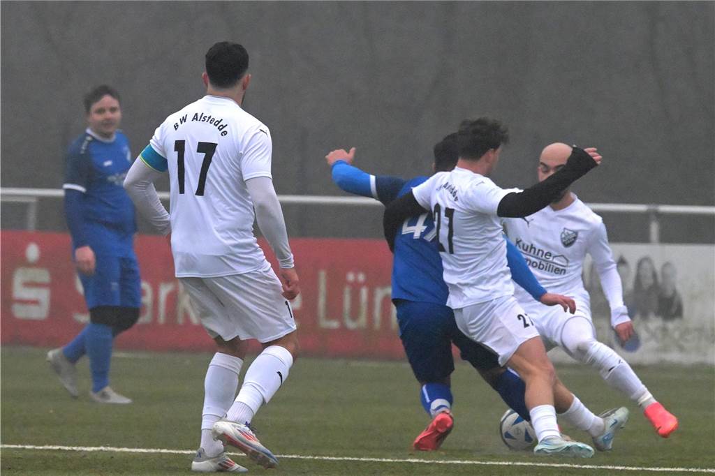 Trotz eisiger Temperaturen und Nebel stand für einige Lüner Fußballer ein Testspiel auf der Tagesordnung.