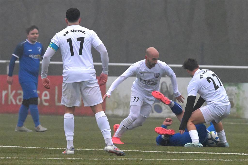 Trotz eisiger Temperaturen und Nebel stand für einige Lüner Fußballer ein Testspiel auf der Tagesordnung.
