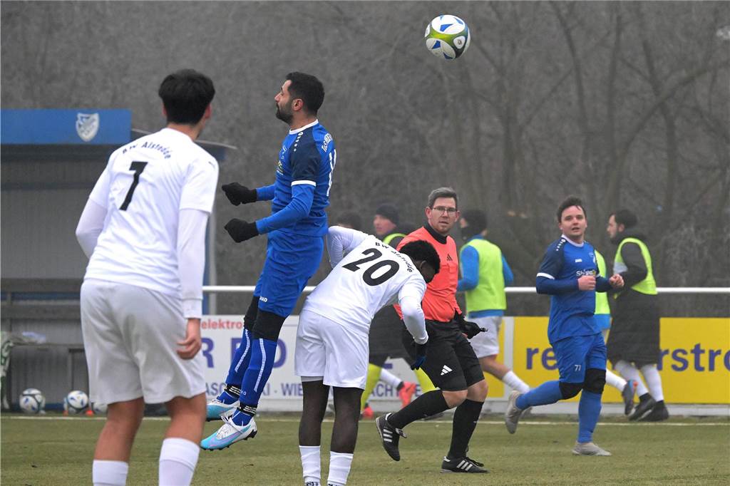 Trotz eisiger Temperaturen und Nebel stand für einige Lüner Fußballer ein Testspiel auf der Tagesordnung.