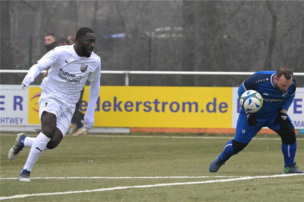 Trotz eisiger Temperaturen und Nebel stand für einige Lüner Fußballer ein Testspiel auf der Tagesordnung.