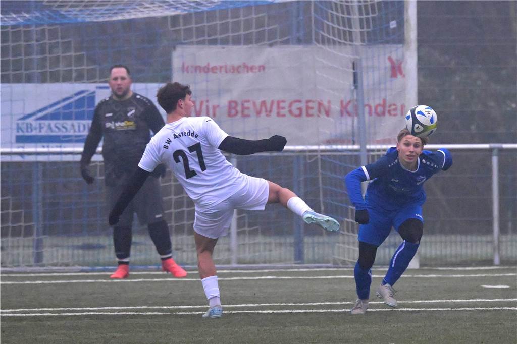 Trotz eisiger Temperaturen und Nebel stand für einige Lüner Fußballer ein Testspiel auf der Tagesordnung.